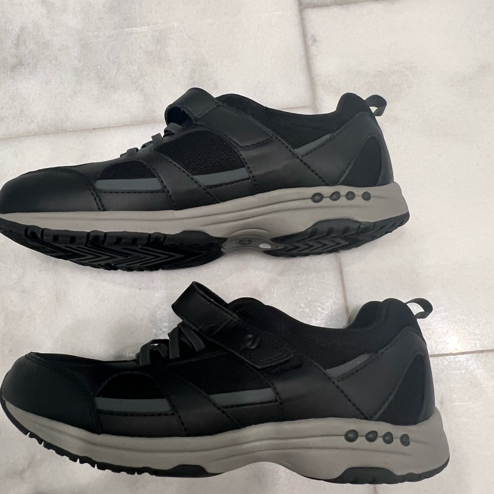 Easy Spirit women's athletic shoes. NEW